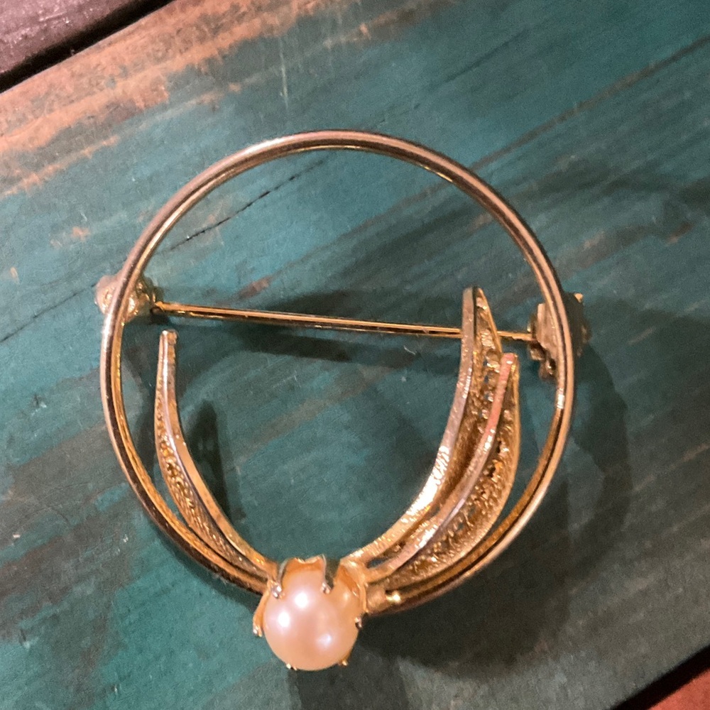 Vintage Faux Pearl Circle Brooch